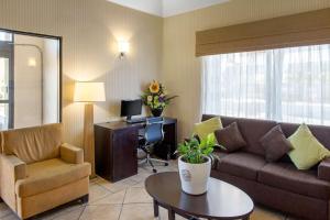 贝克斯菲尔德Sleep Inn & Suites Bakersfield North的客厅配有沙发、椅子和书桌