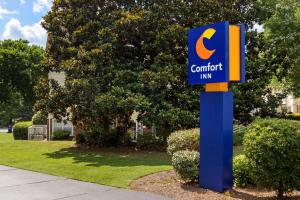 夏洛特Comfort Inn Charlotte Airport Uptown的蓝色和橙色的标志,舒适旅馆