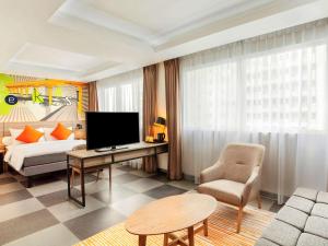 贝克西ibis Styles Bekasi Jatibening的客厅配有沙发和电视。