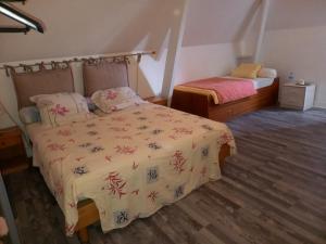 CendrieuxBienvenue en Périgord的一间卧室,配有两张床