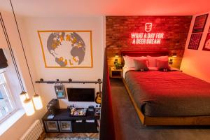 爱丁堡BrewDog DogHouse Edinburgh的一间卧室配有一张红色棉被的床