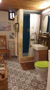 RochesAgréable chambre d'hôtes, au calme, dans la nature的浴室配有卫生间、淋浴和盥洗盆。