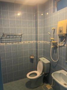邦咯SURIA BEACH RESORT Pangkor的蓝色瓷砖浴室设有卫生间和水槽