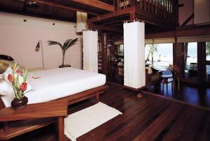 额布里桑德威度假酒店的一间卧室设有一张床和一间客厅。