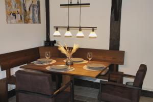 索尔陶Alter Speicher的餐桌,配有盘子和玻璃杯以及吊灯