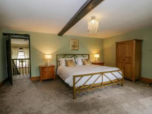 阿尔弗斯顿Ewedale Farm的一间卧室设有一张大床和两个床头柜
