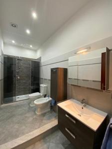 巴勒莫Marechiaro Apartments的浴室配有卫生间、盥洗盆和淋浴。
