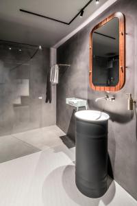 维皮泰诺Bettstadt Apartments的一间带水槽和镜子的浴室