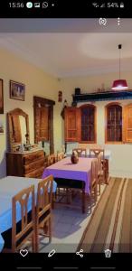 托泽尔Residence Tozeur Almadina的厨房配有带紫色桌布的桌子