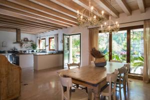 CurtaroloB&B Maison Parco Del Brenta的厨房以及带木桌和椅子的用餐室。
