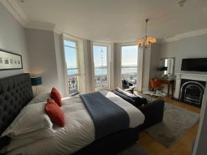 布莱顿霍夫看得见风景的房间酒店的一间带一张床的卧室,享有城市美景