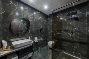 米哈洛夫采Hotel ZEMPLEN的一间带水槽和淋浴的浴室