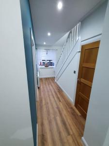 威廉堡Fort William Lovely Flat Central location的走廊上设有楼梯和木门