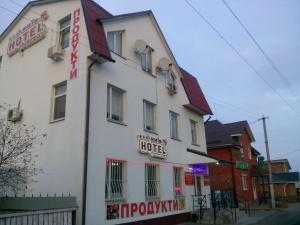 ZhashkivHotel Kiev-S的一座白色的建筑,上面标有酒店标志