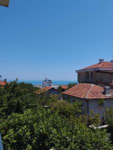 瓦尔纳Alfa Guest House - Free Parking的房屋屋顶和海洋的景色