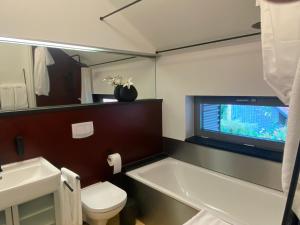 索尔陶Atelier Tiedemann的带浴缸、卫生间和盥洗盆的浴室