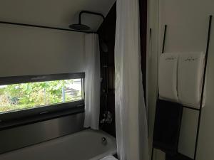 索尔陶Atelier Tiedemann的客房设有带电视和窗帘的窗户。