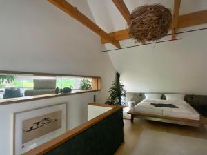 索尔陶Atelier Tiedemann的卧室配有床、壁炉和窗户。