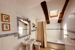 卢戈Casa Grande de Láncara的浴室配有盥洗盆、卫生间和浴缸。
