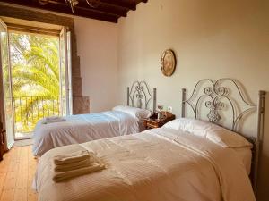 卢戈Casa Grande de Láncara的一间卧室设有两张床和大窗户