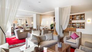 马贝拉Hapimag Resort Marbella的带沙发和椅子的客厅