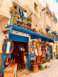 索维拉Dar Farah, riad au coeur de la médina的蓝色的建筑,街上有商店
