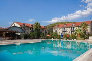 帕莫卡莱Halıcı Hotel Resort & SPA的大楼前的大型游泳池