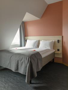 奥斯陆奥斯陆城市之盒酒店的一间卧室设有一张大床和窗户