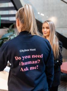 奥斯陆奥斯陆城市之盒酒店的穿衬衫的女人说你需要人来问我