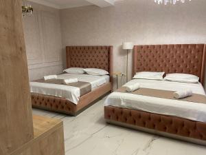 第比利斯Tbili Metekhi Boutique Hotel的两张床位 - 带两张西德西德床