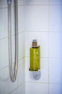 蒙特罗斯The Juniper Rooms的浴室壁上的一个绿色肥皂分配器