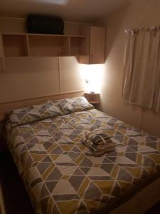 滨海克拉克顿Adorable 2 bedroom holiday home in Clacton-on-Sea的一张床上挂着一双鞋的床