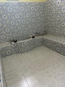 索维拉Riad Aïcha Addi - Poolside - Traditional Moroccan的浴室拥有白色和蓝色的瓷砖墙