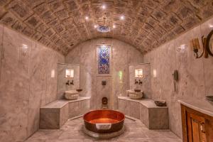 乌奇希萨尔博物馆酒店的带浴缸和两个盥洗盆的大浴室