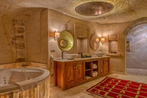 乌奇希萨尔博物馆酒店的大型浴室设有两个盥洗盆和浴缸。