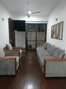 帕讷杜勒Villa Suyara的客厅配有两张沙发和吊扇