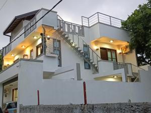 帕讷杜勒Villa Suyara的前面有楼梯的白色房子