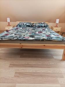 罗亚Kaltenes Liepziedi的卧室内的木架床