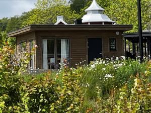 HaboFantastisk Vätterutsikt mellan Habo och Bankeryd.的花园中白色屋顶的小房子
