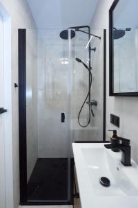 卡尔帕奇Apartament "Powoli" z darmowym parkingiem的带淋浴和白色盥洗盆的浴室