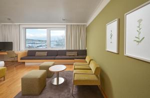 雷克雅未克Reykjavik Natura - Berjaya Iceland Hotels的客厅配有沙发和桌椅
