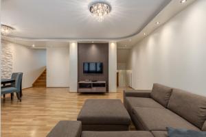 里加Jekabpils 2 Apartment的带沙发和电视的客厅