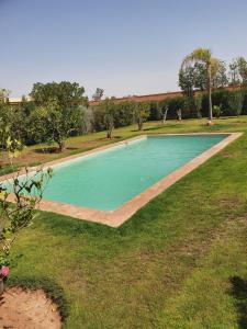 塔鲁丹特Superbe villa avec piscine privée的草地中央的游泳池