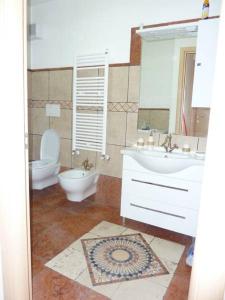 科马诺泰梅Appartamento finestra sul parco的浴室设有卫生间、水槽和卫生间。