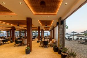 阿依纳帕Adams Beach Hotel & Spa的海景餐厅