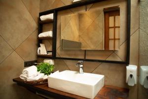 阿姆利则Palm Villas的浴室设有白色水槽和镜子