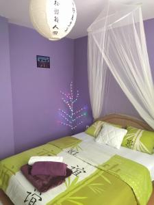 VrnjciSobe Milica Vrnjacka Banja的一间卧室,配有一张床和圣诞树
