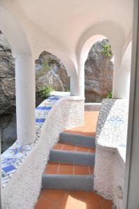 伊斯基亚Villa Marecoco的一套铺有蓝色和白色瓷砖的楼梯