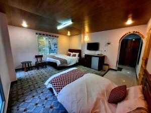 KārandūkaiBlue Water Resort Kalam的酒店客房设有两张床和电视。