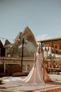格雷梅格雷梅谷地洞穴居所酒店的金字塔前身穿婚纱的女人